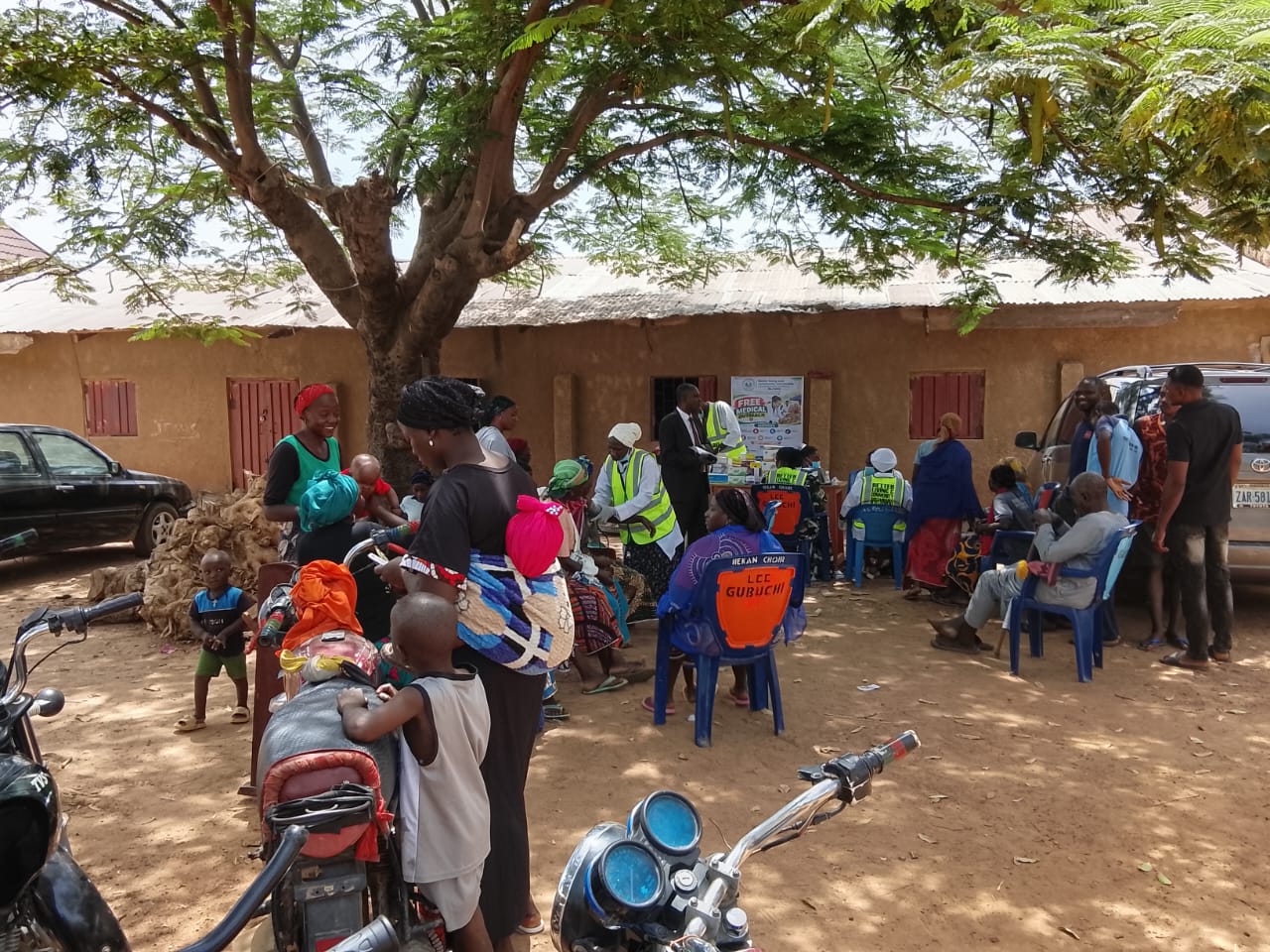 Free medical outreach in Angwan Bazai, Gubuchi — photograph 2 of 23