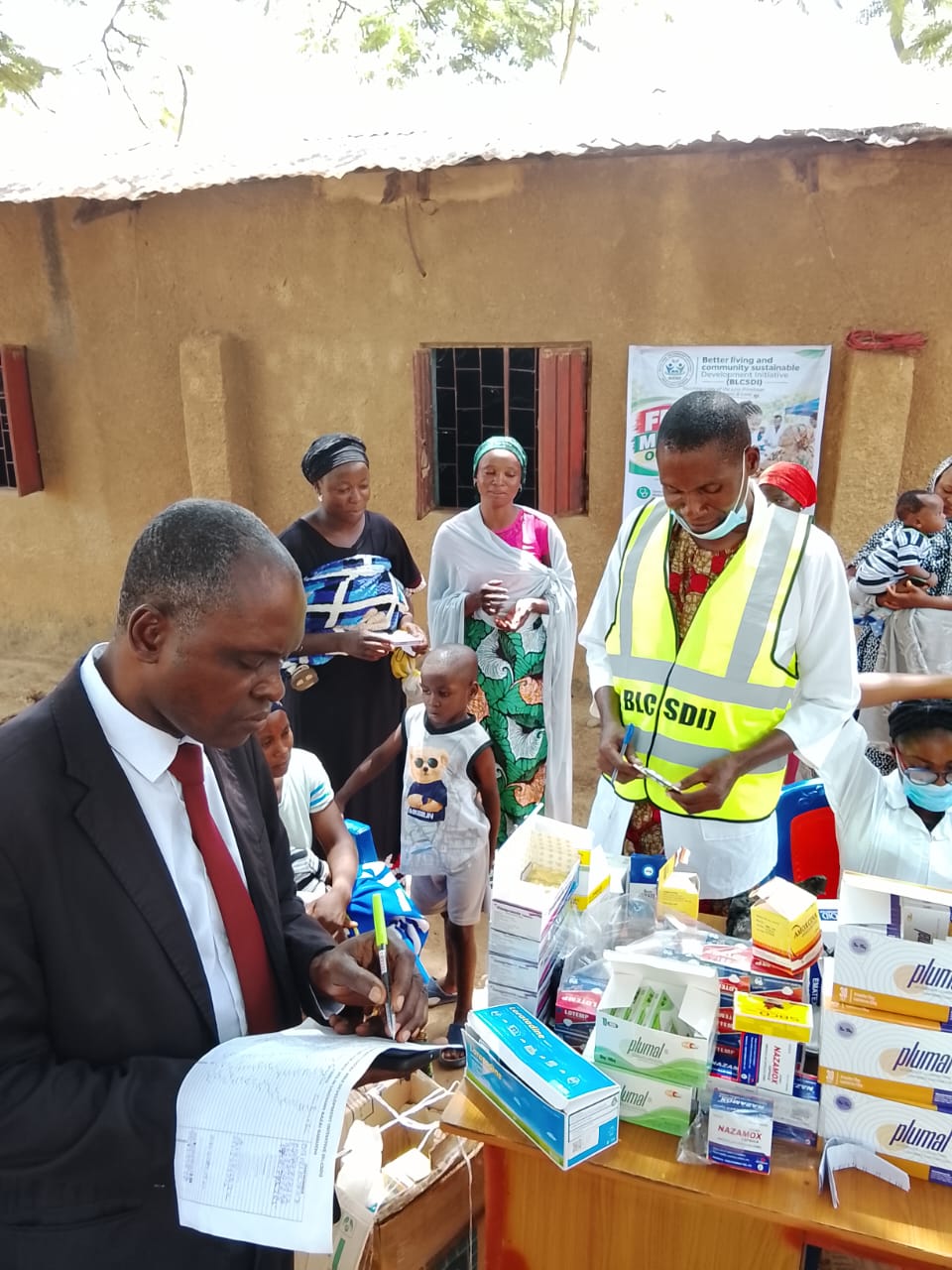 Free medical outreach in Angwan Bazai, Gubuchi — photograph 16 of 23